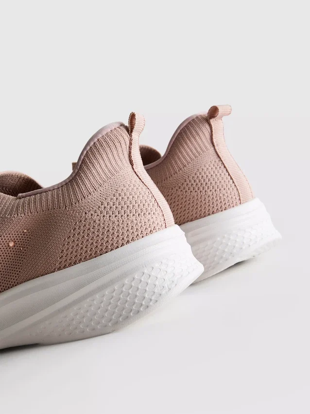 Diamanttiyksityiskohdilla varustetut slip-on-tennarit