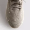 Diamanttiyksityiskohdilla varustetut slip-on-tennarit