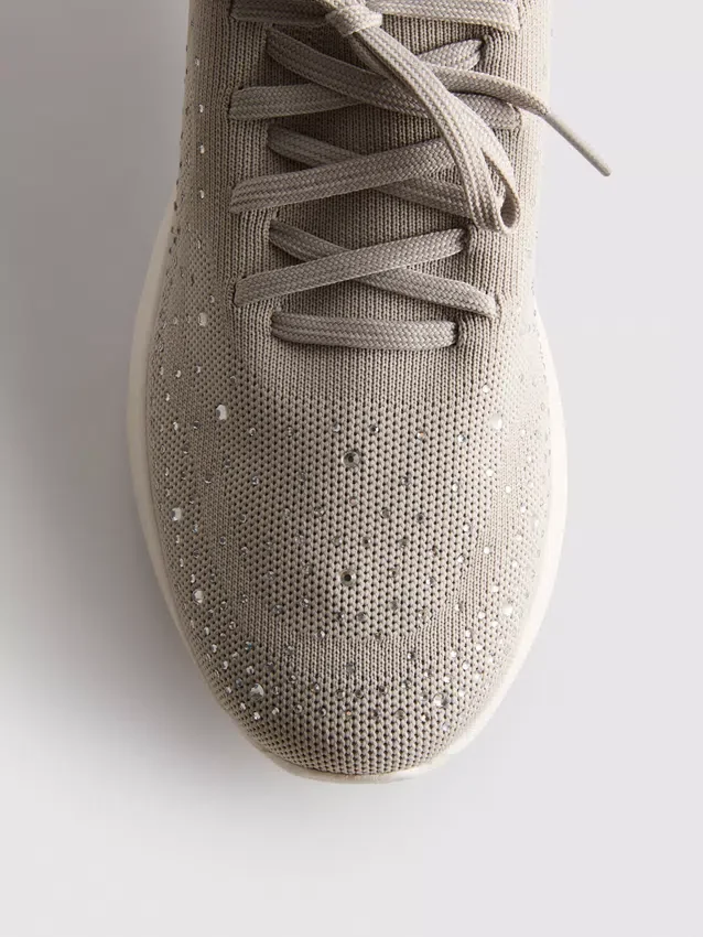 Diamanttiyksityiskohdilla varustetut slip-on-tennarit
