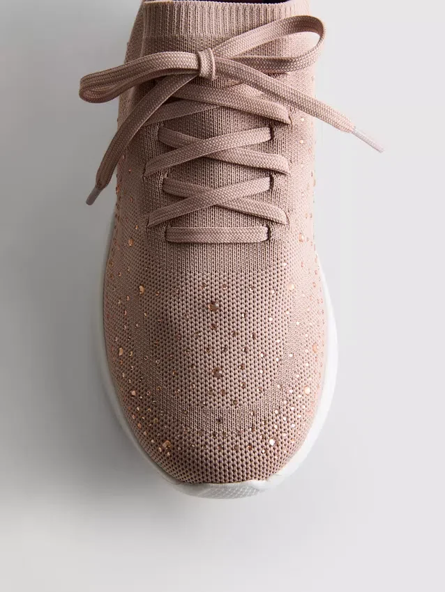 Diamanttiyksityiskohdilla varustetut slip-on-tennarit