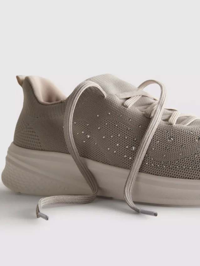 Diamanttiyksityiskohdilla varustetut slip-on-tennarit