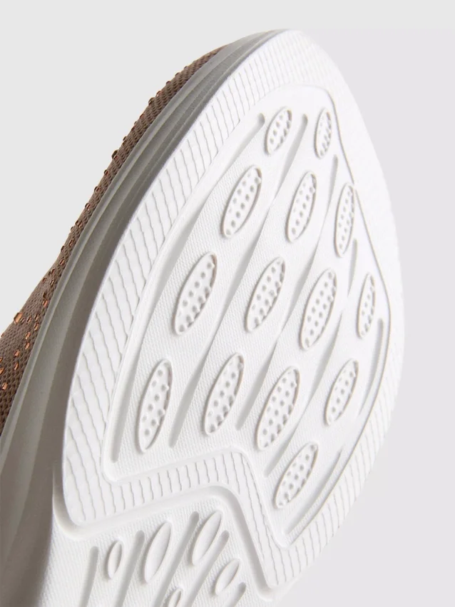 Diamanttiyksityiskohdilla varustetut slip-on-tennarit