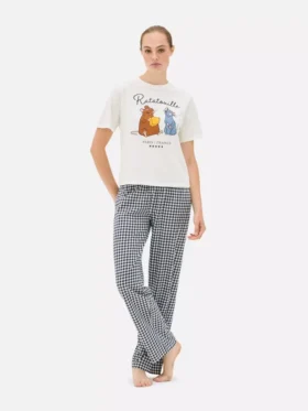 Disneyn hahmokuviolla koristellut pyjamat
