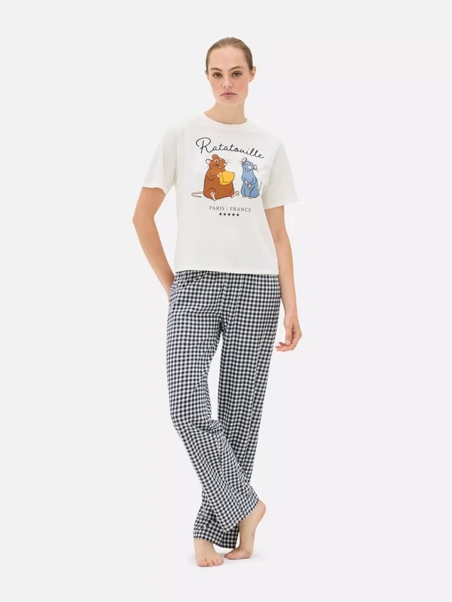 Disneyn hahmokuviolla koristellut pyjamat