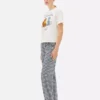 Disneyn hahmokuviolla koristellut pyjamat