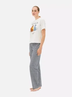 Disneyn hahmokuviolla koristellut pyjamat