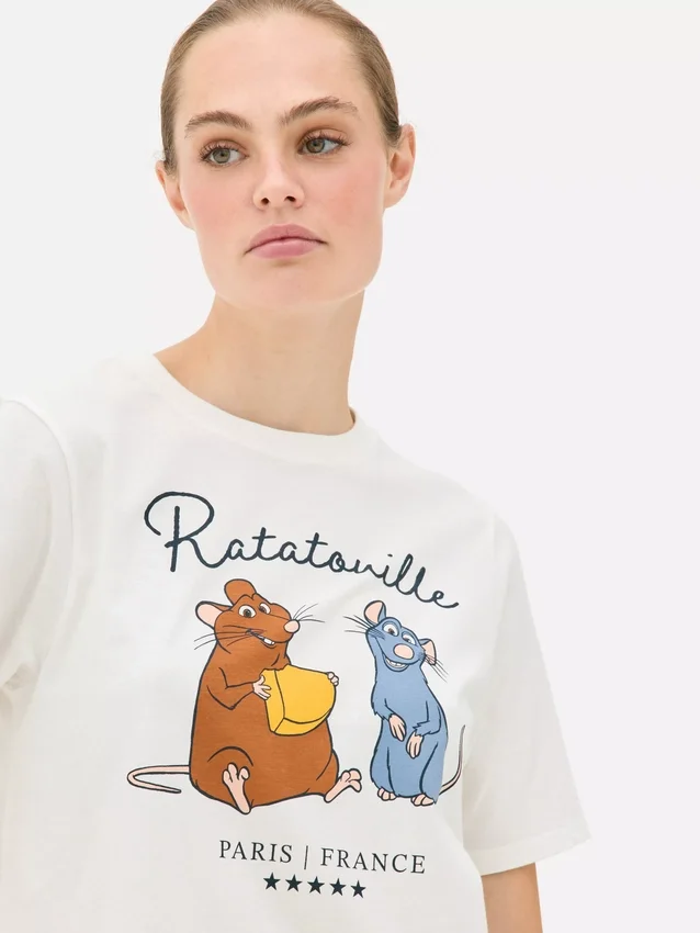 Disneyn hahmokuviolla koristellut pyjamat