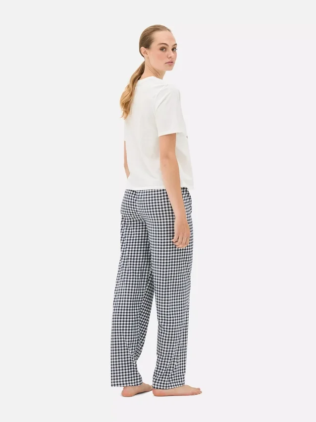 Disneyn hahmokuviolla koristellut pyjamat