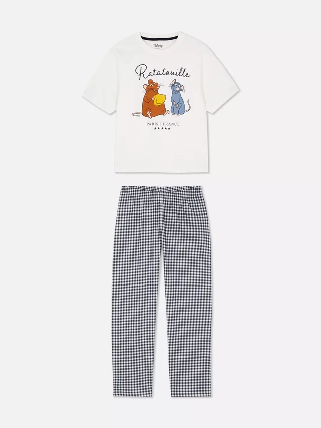 Disneyn hahmokuviolla koristellut pyjamat