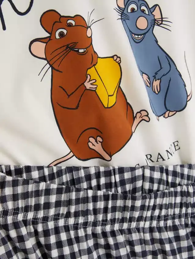 Disneyn hahmokuviolla koristellut pyjamat