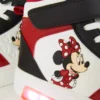 Disneyn Minnie Mouse -valoa heijastavat korkeavartiset lenkkarit