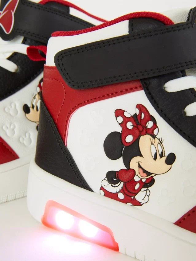 Disneyn Minnie Mouse -valoa heijastavat korkeavartiset lenkkarit