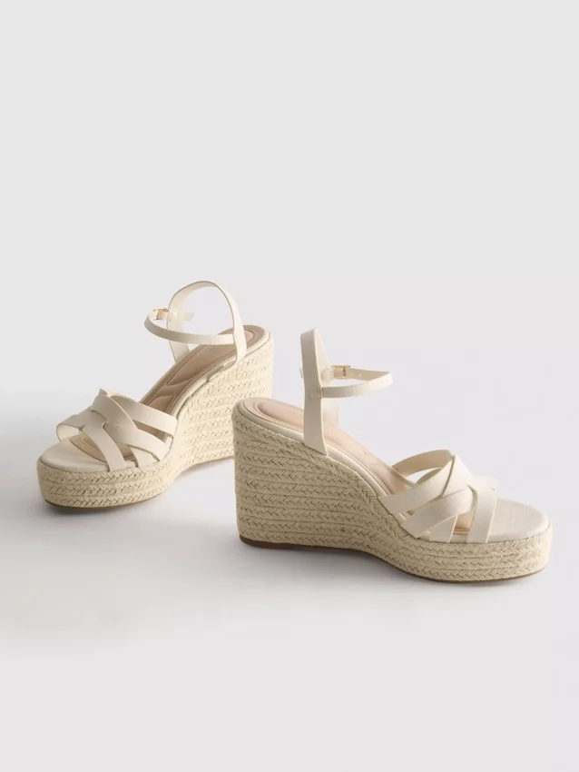 Espadrille-kiilakorkoiset sandaalit