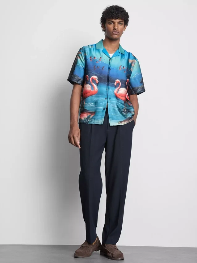 Flamingokuvioinen lyhythihainen kauluspaiti