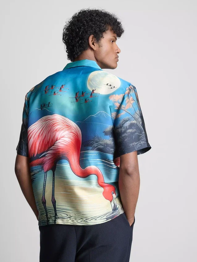 Flamingokuvioinen lyhythihainen kauluspaiti