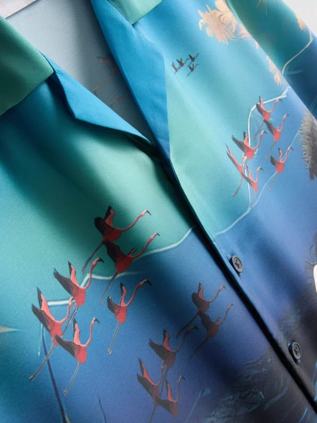 Flamingokuvioinen lyhythihainen kauluspaiti