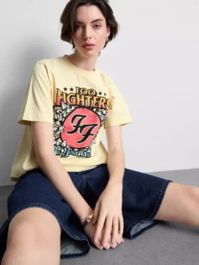 Foo Fighters -grafiikalla varustettu albumipaita