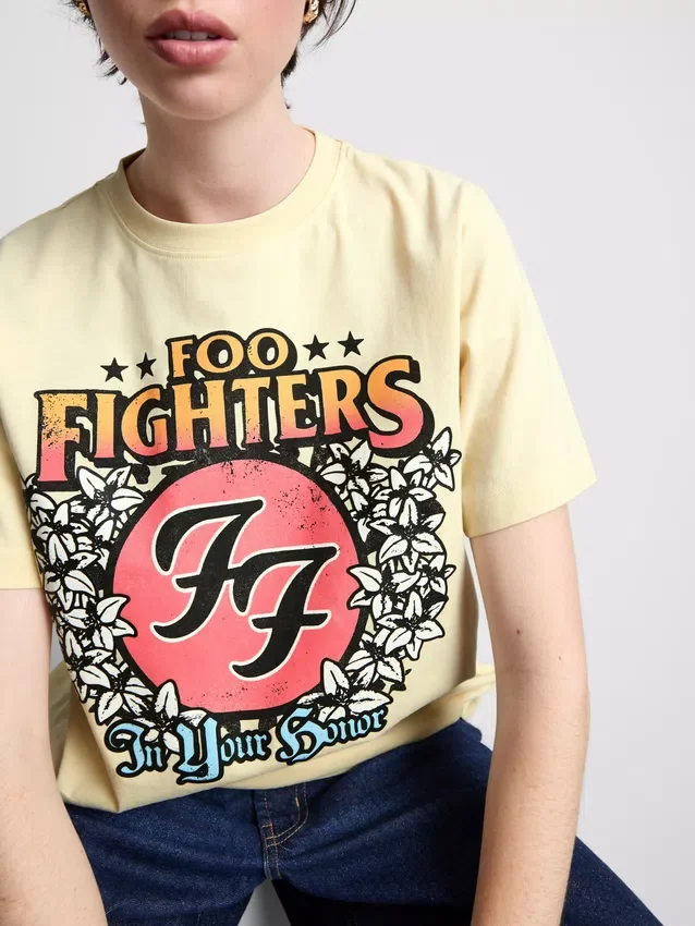 Foo Fighters -grafiikalla varustettu albumipaita