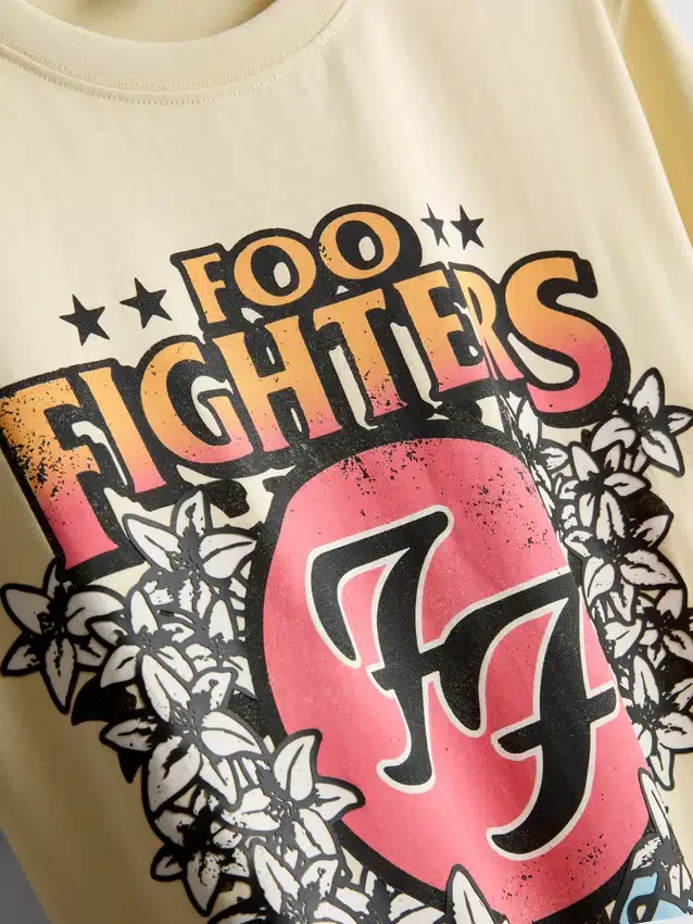 Foo Fighters -grafiikalla varustettu albumipaita