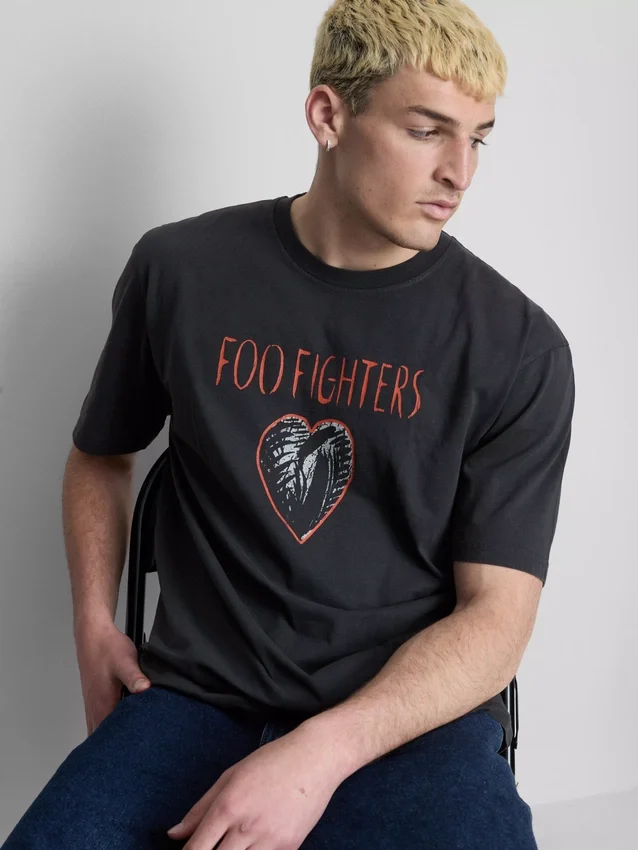 Foo Fighters -grafiikkat-kauluspaita