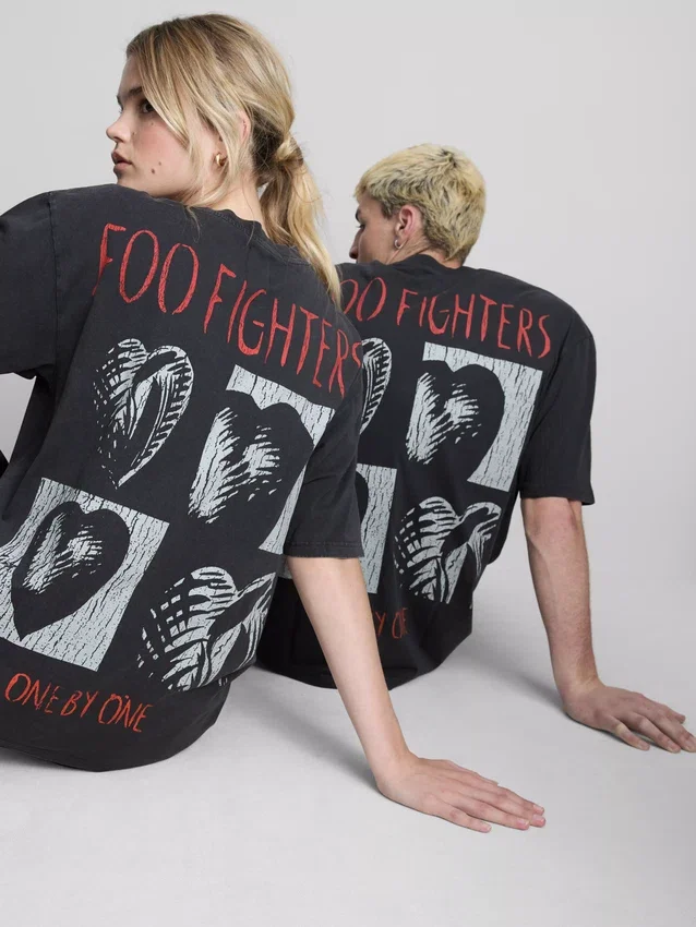 Foo Fighters -grafiikkat-kauluspaita