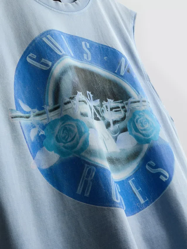 Guns N' Roses -grafiikalla varustettu tankkitoppi