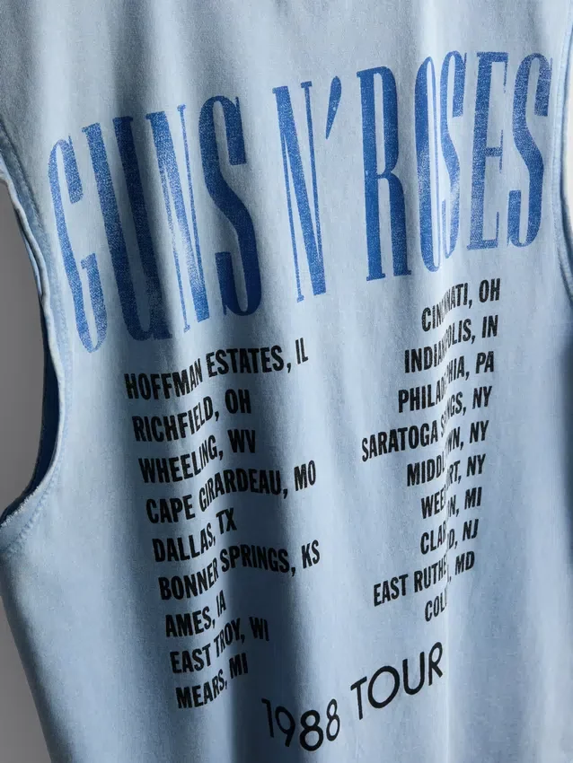 Guns N' Roses -grafiikalla varustettu tankkitoppi