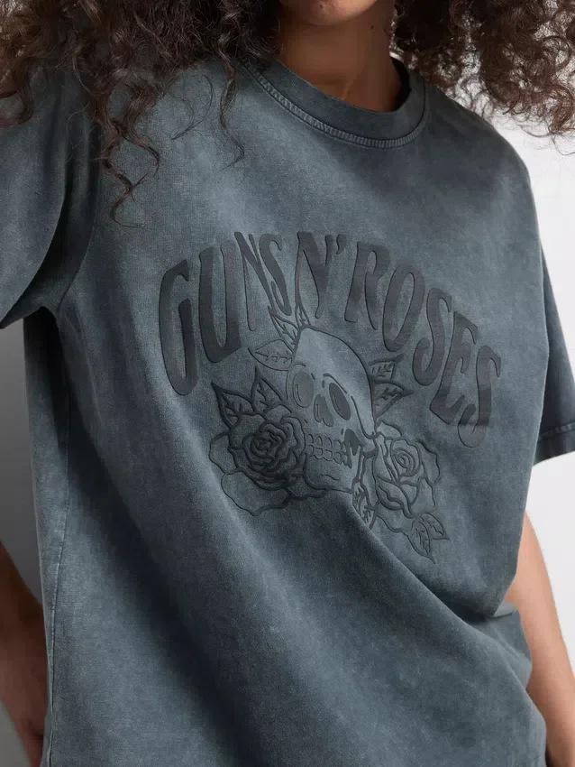 Guns N’ Roses -paitapuseron pitsireunus