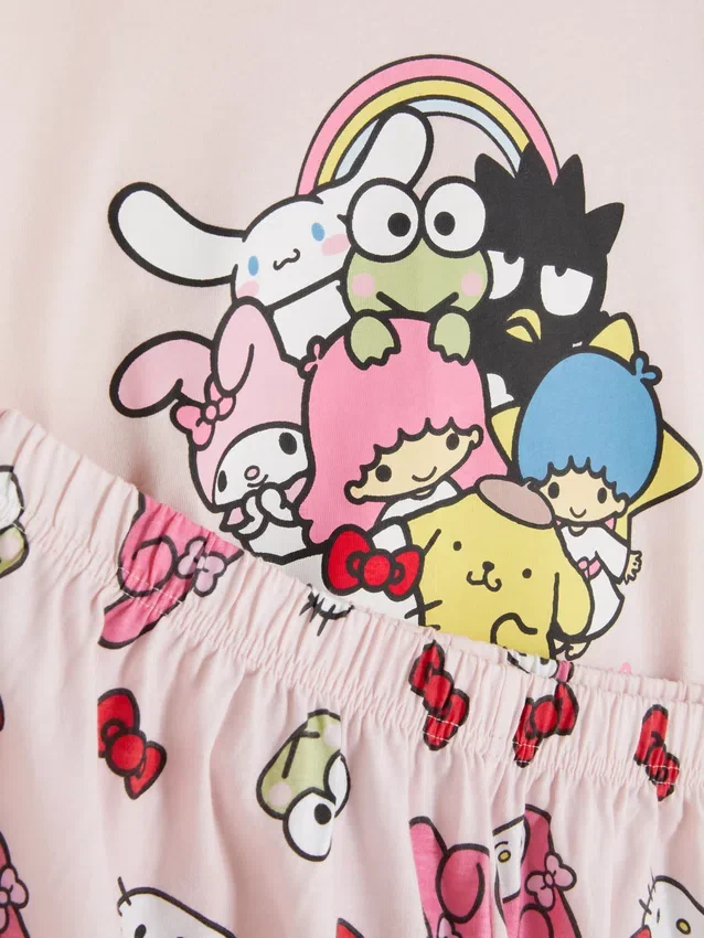 Hello Kitty ja ystävät -kuvioinen pyjamapaida