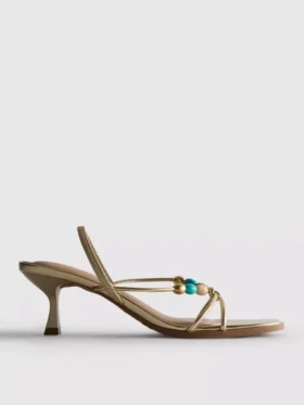 Helmillä koristellut kitten-heel-sandaalit