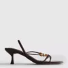 Helmillä koristellut kitten-heel-sandaalit