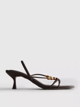 Helmillä koristellut kitten-heel-sandaalit
