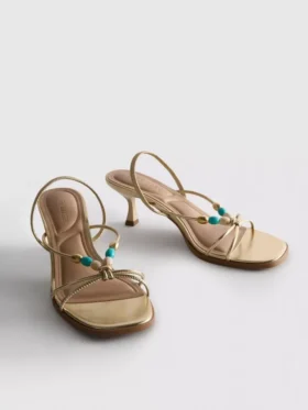 Helmillä koristellut kitten-heel-sandaalit