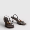 Helmillä koristellut kitten-heel-sandaalit