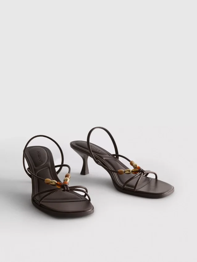 Helmillä koristellut kitten-heel-sandaalit