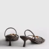 Helmillä koristellut kitten-heel-sandaalit