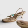 Helmillä koristellut kitten-heel-sandaalit