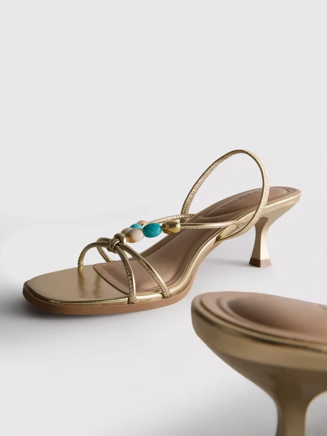 Helmillä koristellut kitten-heel-sandaalit