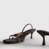 Helmillä koristellut kitten-heel-sandaalit