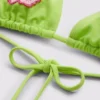 Helmillä koristeltu kolmiomainen bikiniliivi