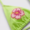 Helmillä koristeltu kolmiomainen bikiniliivi