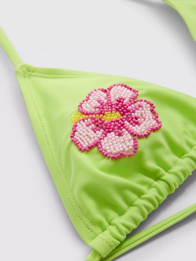 Helmillä koristeltu kolmiomainen bikiniliivi