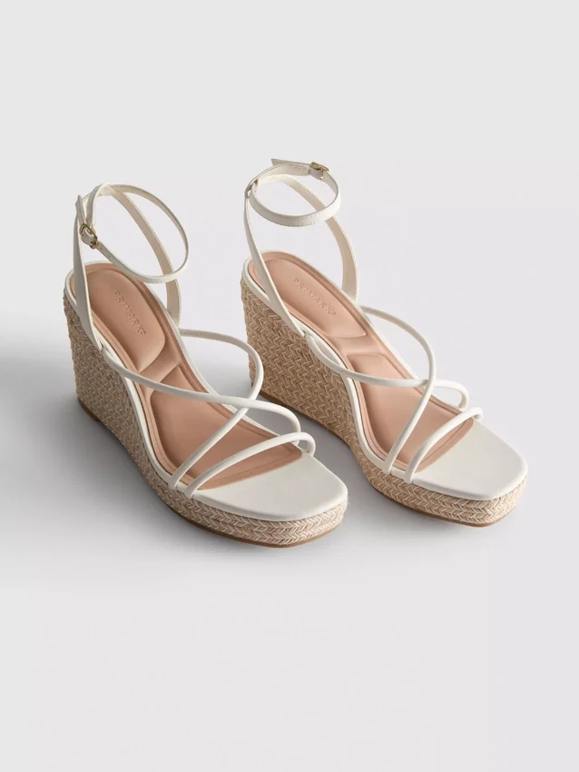 Hihnalliset espadrillat kiilakorkoisina