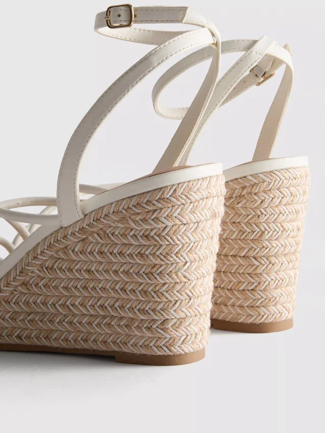 Hihnalliset espadrillat kiilakorkoisina
