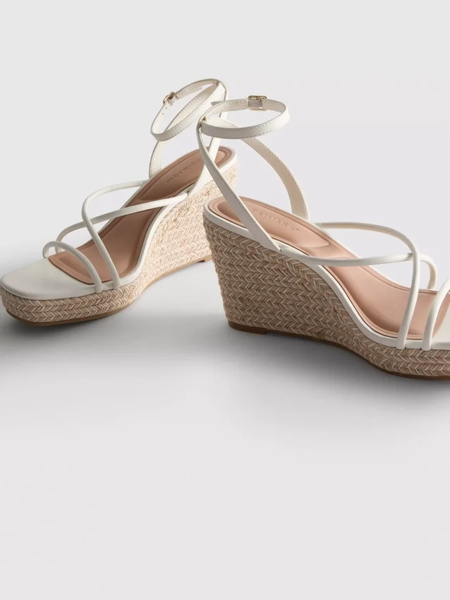 Hihnalliset espadrillat kiilakorkoisina