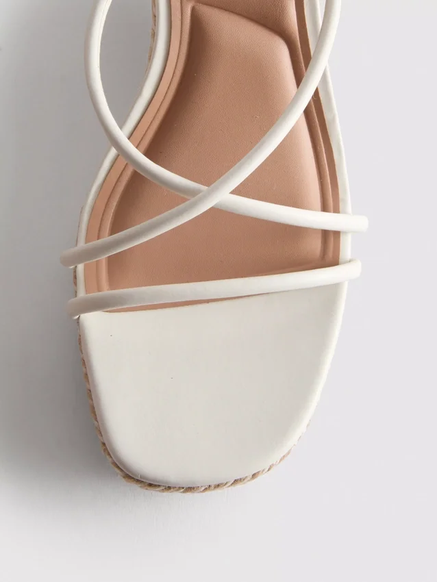 Hihnalliset espadrillat kiilakorkoisina