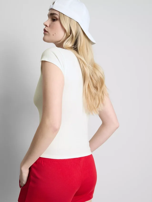 Istuva cap-hihainen t-paita