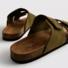 Kaksihihnaiset sandaalit paksulla pohjalla