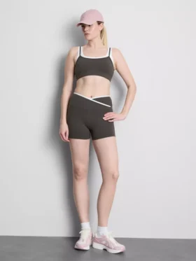 Kaksikerroksinen urheilullinen crop-toppi