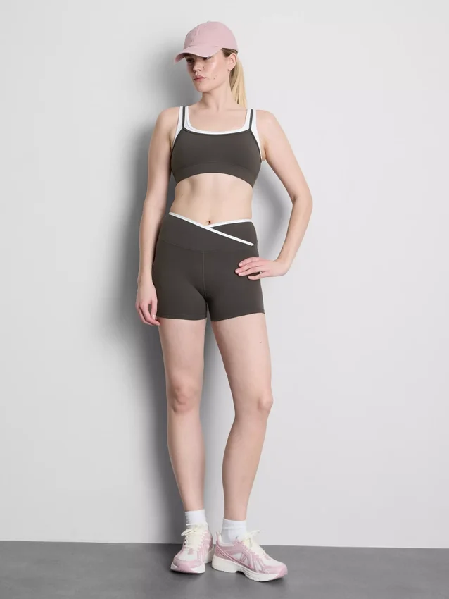Kaksikerroksinen urheilullinen crop-toppi